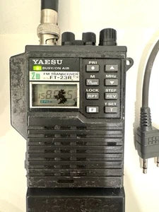 2 YAESU FT-23R FM Transceiver Walkie Talkie 140/164MHz 2m mit Ladegerät - Bild 1 von 15