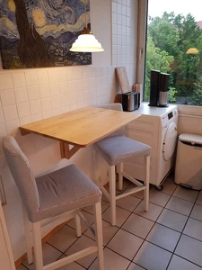 3 Barhocker mit Lehne und Klapptisch - Bild 1 von 1