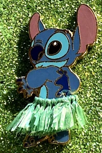 DISNEY WDW 2005 STITCH IN A GREEN FRINGE / GRASS HULA SKIRT PIN - Picture 1 of 1