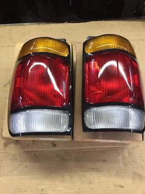 Par de luces traseras Ford Explorer/Mercury Mountaineer 1995-97 331-1934L&R-US NUEVAS EN CAJA Foto 1 de 3