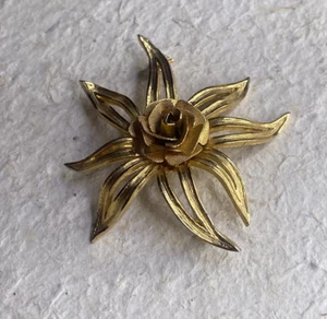 Vintage Gold Tone Flower Brooch Pin Signed Brooks - Picture 1 of 6