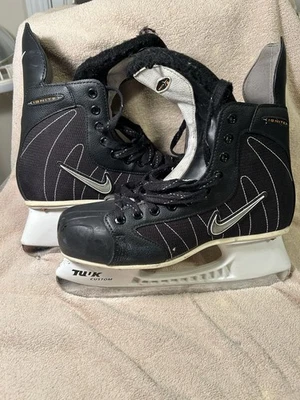 Nike Ignite TUUK Patines de Hockey Personalizados 10-10.5 Negro Blanco Costuras De Colección Raro Foto 1 de 4