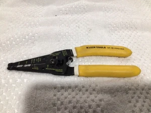 Klein Tools No. Alicates de prensado de pelado de cableado nariz larga K1412 - Imagen 1 de 3