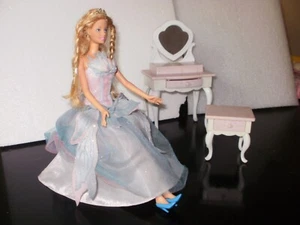 Barbie mit Schminktisch - Bild 1 von 2