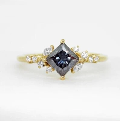 Anillo de boda único de moissanita gris corte princesa de 1,70 quilates chapado en oro amarillo de 10 k Foto 1 de 3