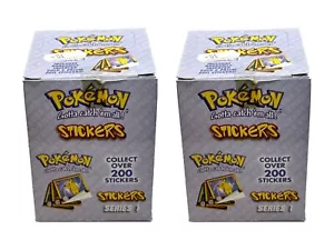 Lote de 2 cajas de exhibición de pegatinas Pokémon serie 1 1999 | Daños menores por favor lee - Imagen 1 de 11