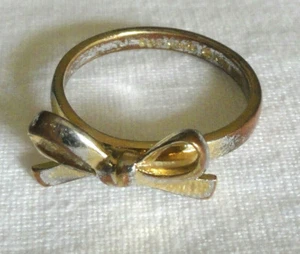 Kate Spade Size 8 Skinny Bow Gold Tone Ring Shows Wear - Picture 1 of 11