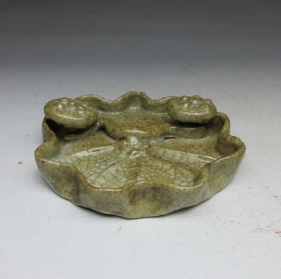 Arandela de cepillo en forma de loto esmaltada de la dinastía Ming Foto 1 de 4