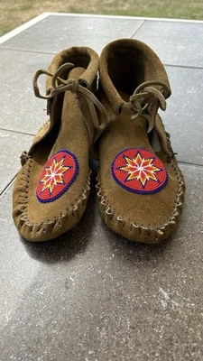 Mocasines vintage hechos a mano con cuentas para mujer talla 8. Foto 1 de 4