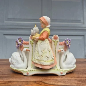 Antigua jardinera alemana de bisque niña con cisnes pintada a mano 8 7/8" - Imagen 1 de 23