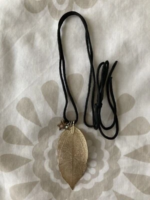 1 accesorio delicado tono dorado hoja/dije tanga colgante collar llamativo en muy buena condición Foto 1 de 4