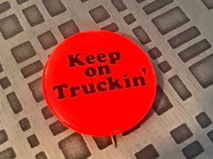 FREE SHIP! Vintage KEEP ON TRUCKIN' pinback button - Picture 1 of 3