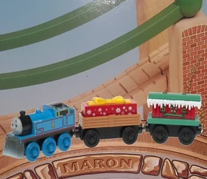 RARO FERROCARRIL DE MADERA THOMAS & FRIENDS ~ TREN DE INVIERNO THOMAS WONDERLAND ~ LC99170 - Imagen 1 de 10