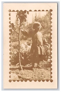Cartolina: RPPC bambino piccolo che tiene su un piccolo albero - non pubblicata - Foto 1 di 2