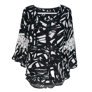 Damenbluse S schwarz weiß geometrisches Muster 3/4 Glockenärmel Spitze Häkelborte - Bild 1 von 6