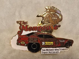 VINTAGE Tom Mongoose McEwen WINS 1973 NHRA SUPER NATIONALS Mütze Revers Racing Pin - Bild 1 von 3