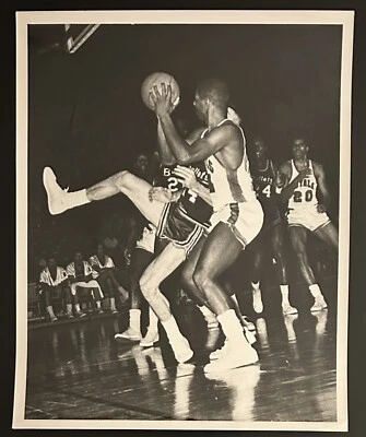 c. 1960s Photo Type 1-Cincinnati Royals Oscar Robertson vs Baltimore Bullets - Image 1 of 2