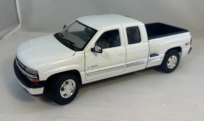 Welly 1:18 Scale White 1999 Chevrolet 1500 ￼Supercab - Image 1 of 4
