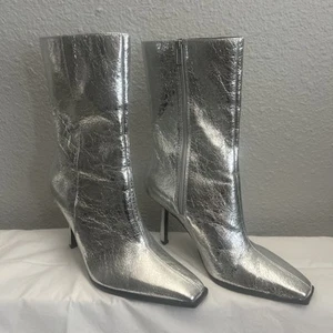 Zara Halbhohe Stiefel Metallic Silber mit seitlichem Reißverschluss 8-8,5 EU 39 Neu (siehe Fotos) - Bild 1 von 12