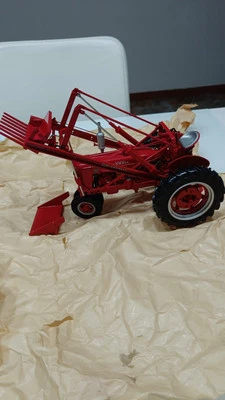 Mc Cormick Farmall MD con caricatore frontale scala 1:16 in metallo - Immagine 1 di 4
