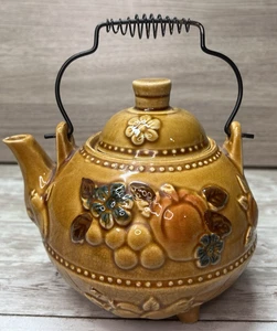 "Tetera de cerámica marrón vintage Japón fruta relieve floral mango de metal 7,5"" de alto" - Imagen 1 de 17