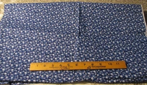 Tela de edredón de 1 yarda de 18" x 42" de ancho azul marino con estampados de flores blancas Cranston - Imagen 1 de 4