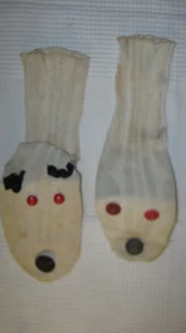 Dos calcetines títeres vintage de los años 50 hechos a mano arte popular niña y niño juguetes ojos de botón - Imagen 1 de 5