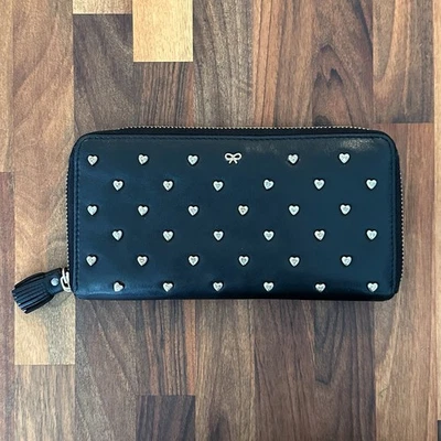 Cartera Anya Hindmarch de cuero con cremallera negra corazones tachonados Foto 1 de 4
