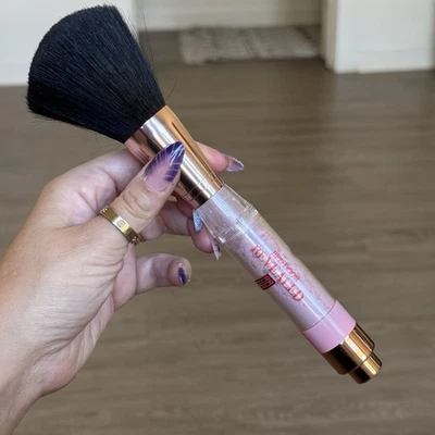 Polvo corporal de puerta rojo Elizabeth Arden en un cepillo brillante infundido viaje Foto 1 de 4