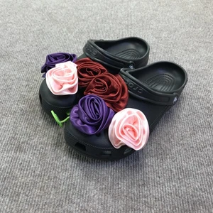 Crocs Classic Rosette Clog Schuhe Unisex Damen 8 Damen 10 schwarz Blumenmuster rosa - Bild 1 von 10