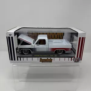 2024 M2 Machines Squarebody Syndicate 1976 GMC Sierra Grande 15 SS02 1:24 White - Foto 1 di 12