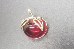 Vintage Signed Sarah Coventry Golden Molded Glowing Glass Apple Fruit Brooch Pin - Picture 1 of 6