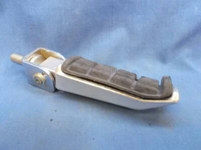 Yamaha 31A-27440-01. Reposapiés trasero derecho OEM.  Se adapta a FJ1200 XJ900.   PP74. Foto 1 de 4