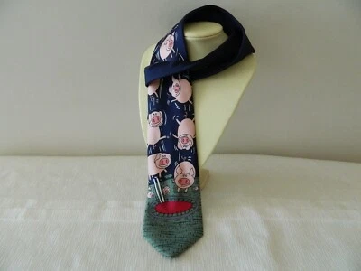 Gravata de seda padrão HAPPY PIGS ON TRAMPOLIM feita na Itália - Imagem 1 de 4