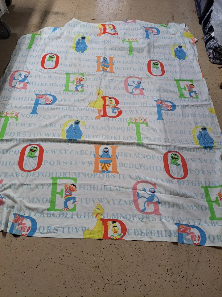 Hoja plana doble vintage de Plaza Sésamo con alfabeto Foto 1 de 4