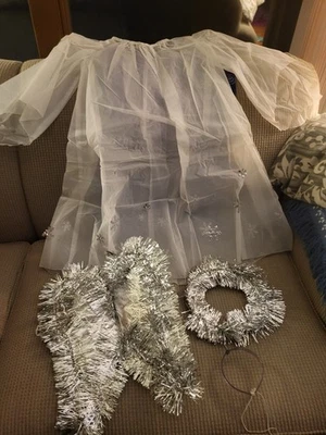 Disfraz de ángel vintage, vestido halo, alas, blanco con copos de nieve plateados Foto 1 de 4