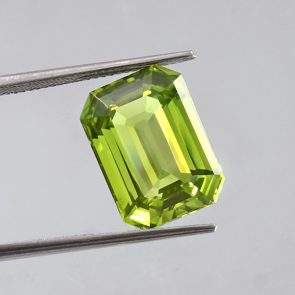 AAA Flawless Ceylon Peridot Green Sapphire Loose Radiant Cut Gemstone 15x11x7MM - Image 1 of 4