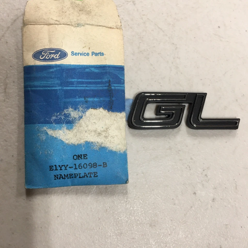 NOS E1YY16098B ''GL'' 1981-1985 MERCURY LYNX GUARDABARROS DELANTERO PLACA DE IDENTIFICACIÓN DERECHA - IZQUIERDA Foto 1 de 1