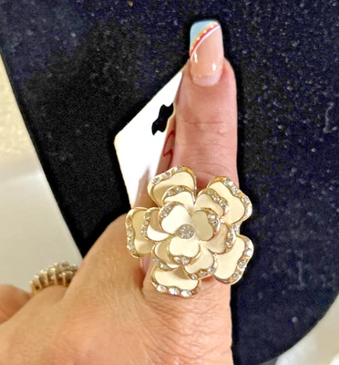 Anel elástico Ej Sense creme esmalte flor 1,25" tom dourado strass - Tamanho único - Imagem 1 de 4