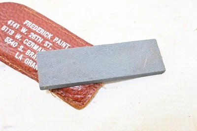De colección Piedra de Afilar y Bolsa de Cuero Carborundum Frederick Paint Co Publicidad Foto 1 de 4