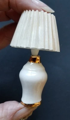 KIT CIR MINIATURA CASA DE MUÑECAS LÁMPARA TARRO JENGIBRE PORCELANA BLANCO Y DORADO 12V ~ Foto 1 de 4