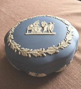 AUTHENTIC VINTAGE WEDGWOOD JASPERWARE BLUE POWDER BOX SCALLOPED - Picture 1 of 10