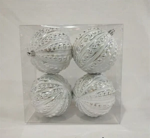 Paquete de 4 adornos con tachuelas de plata y blanco - Imagen 1 de 1