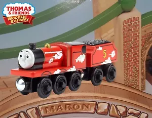 FERROCARRIL DE MADERA THOMAS & FRIENDS ~ ROLLO Y SILBATO JAMES ~ ABSOLUTAMENTE COMO NUEVO ~ 2013 - Imagen 1 de 12