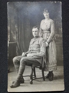 ANTIGUO SOLDADO Y ESPOSA DEL SERVICIO AÉREO DEL EJÉRCITO DE EE. UU. IDENTIFICADO EN LA PRIMERA GUERRA MUNDIAL RPPC 1918 - Imagen 1 de 5