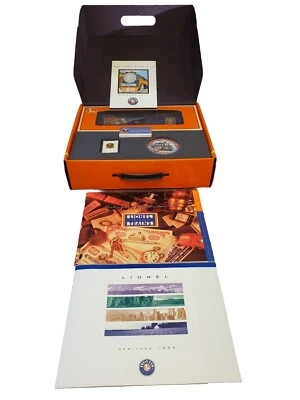 LIONEL GOLD MEMBER BOX SET W/ BOXCAR, PIN, MEMBER CARD & CELLULOID BUTTON ~SC378 - Image 1 of 4