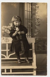 Portrait studio petite fille avec bouquet de fleurs - photo ancienne an. 1920 - Imagen 1 de 1