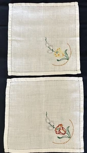 Set 2 tovaglioli da pranzo vintage ricamati a mano in lino/cotone 10”x10,5” tulipani - Foto 1 di 11