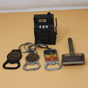 Vintage Diener Rasierer & Bier Flaschenöffner Schlüsselanhänger & Spielautomat Bleistiftspitzer - Bild 1 von 19
