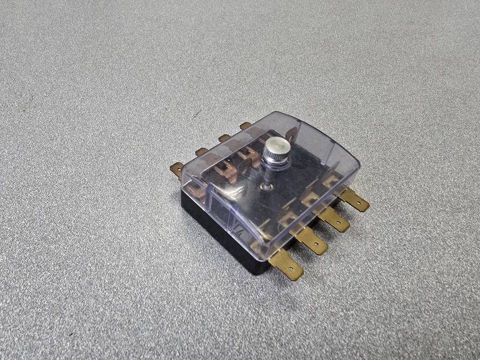 NUEVA CAJA DE FUSIBLES ESTILO PORSCHE 911 4 POSICIONES CON TAPA Y TORNILLO MOLETEADO Foto 1 de 4